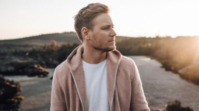 Comment les chanteurs combattent-ils rapidement une extinction de voix avec des remèdes naturels?