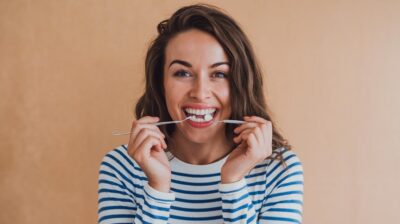Les conseils de votre dentiste pour combattre les caries avec une méthode simple et économique